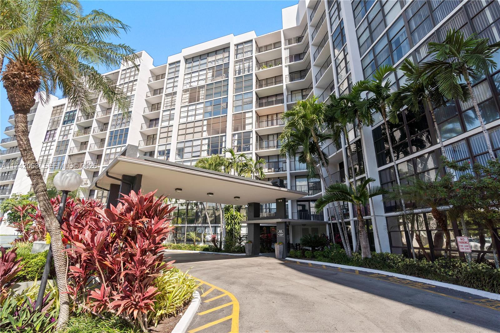800 Parkview Dr # 909