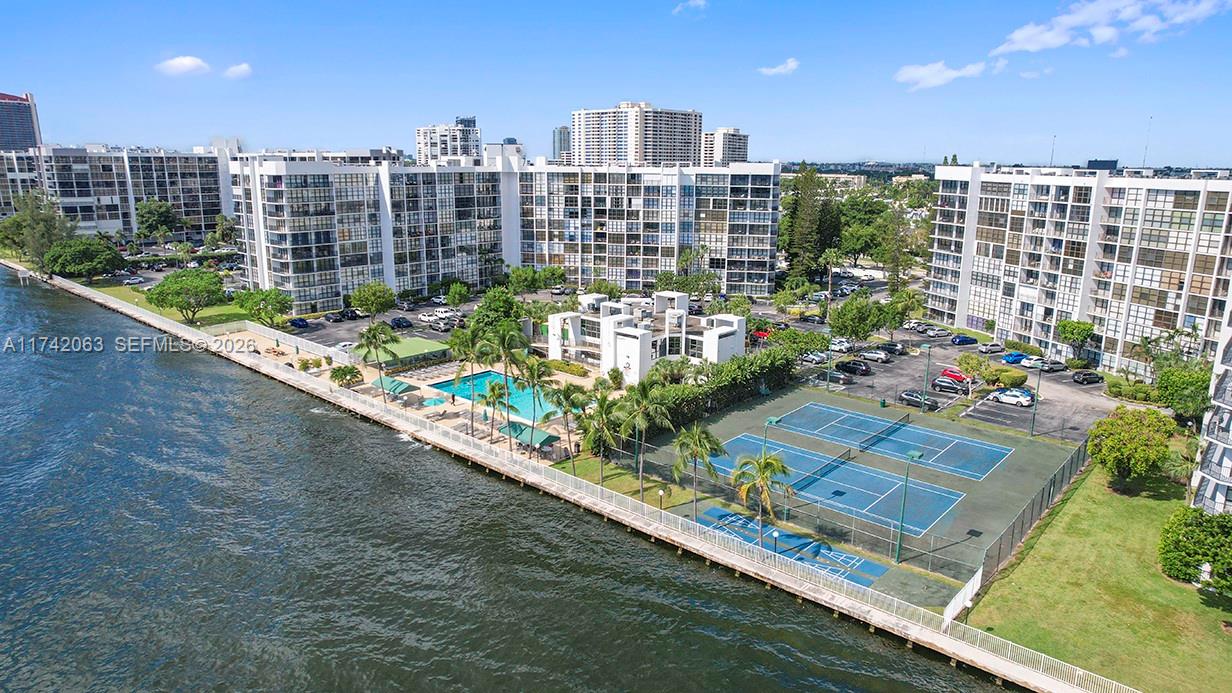 800 Parkview Dr # 909