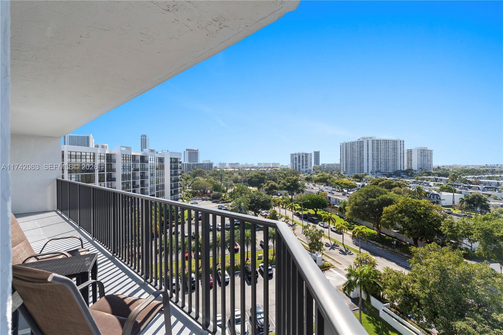 800 Parkview Dr # 909