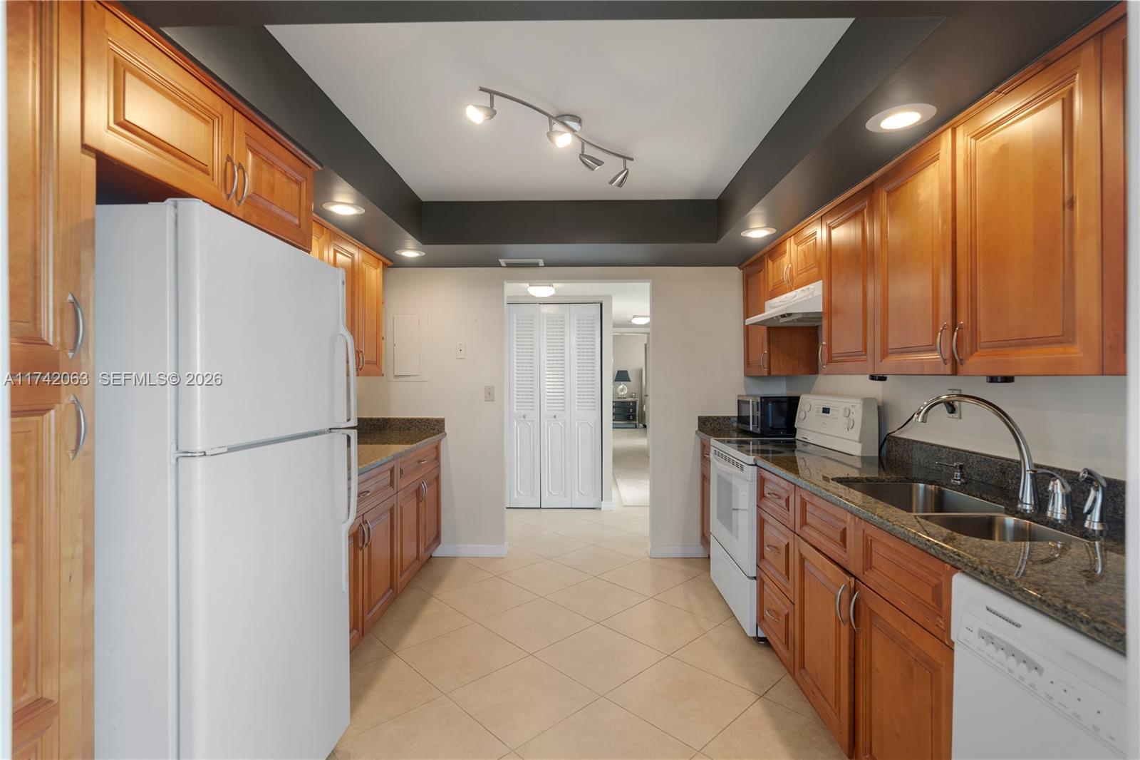 800 Parkview Dr # 909