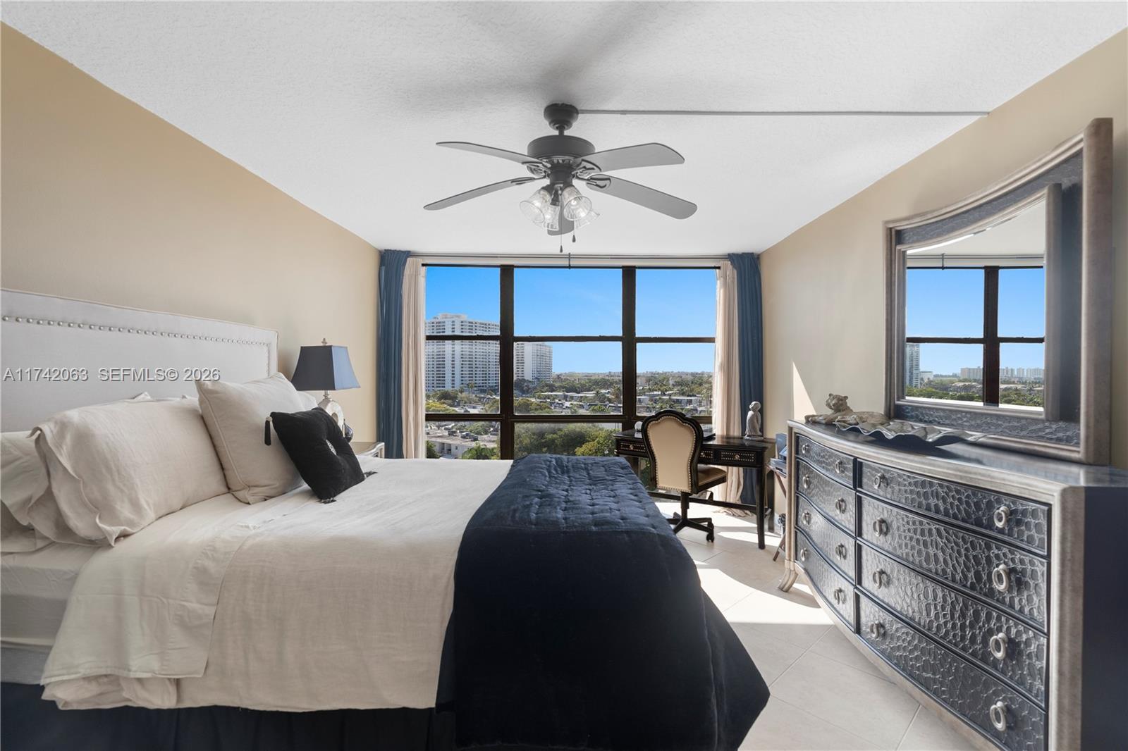 800 Parkview Dr # 909