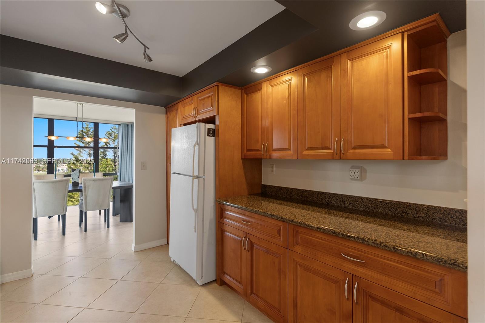 800 Parkview Dr # 909