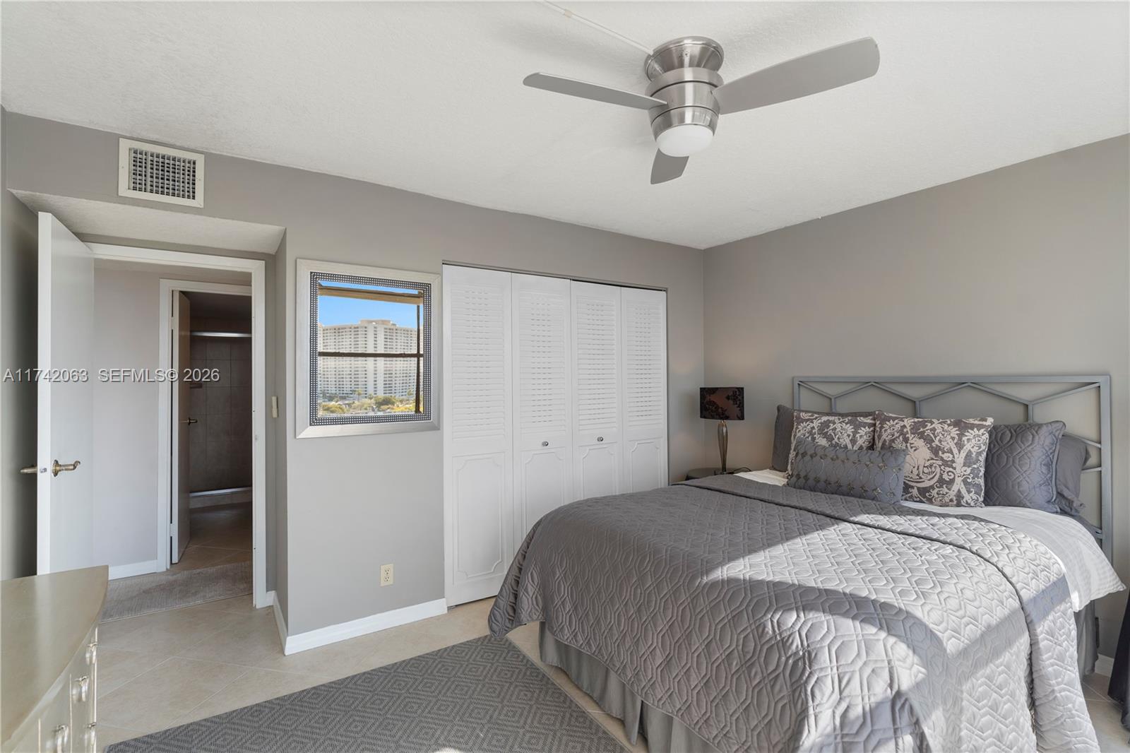 800 Parkview Dr # 909