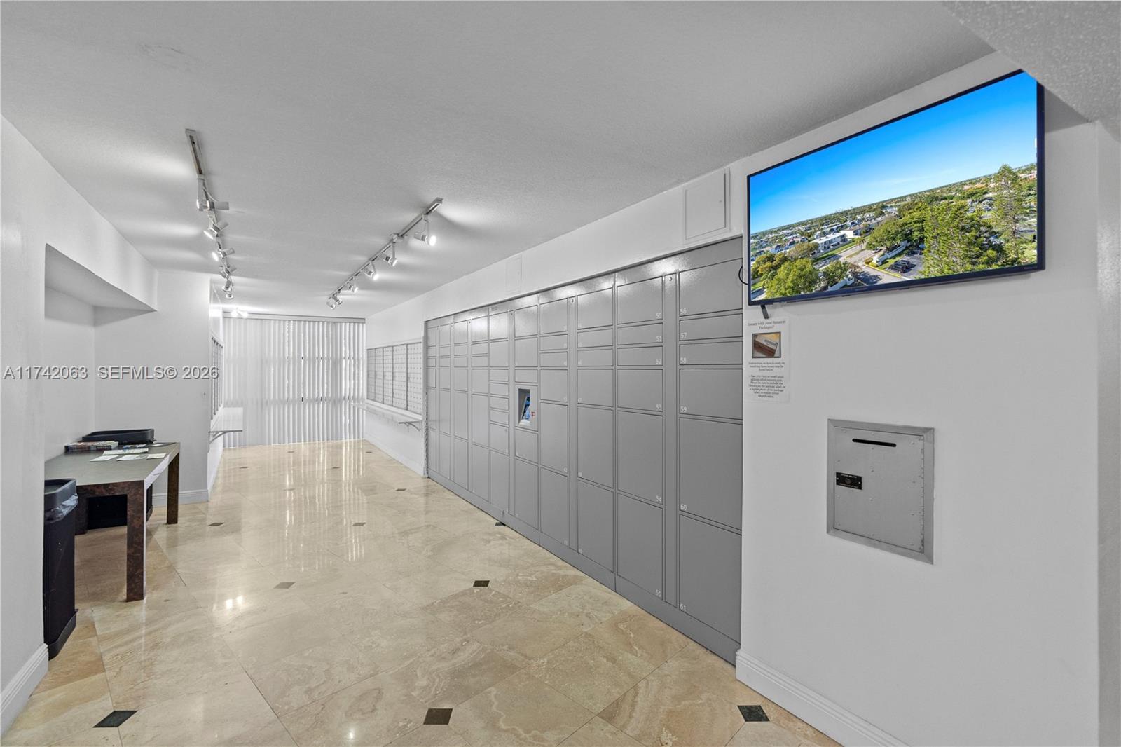 800 Parkview Dr # 909