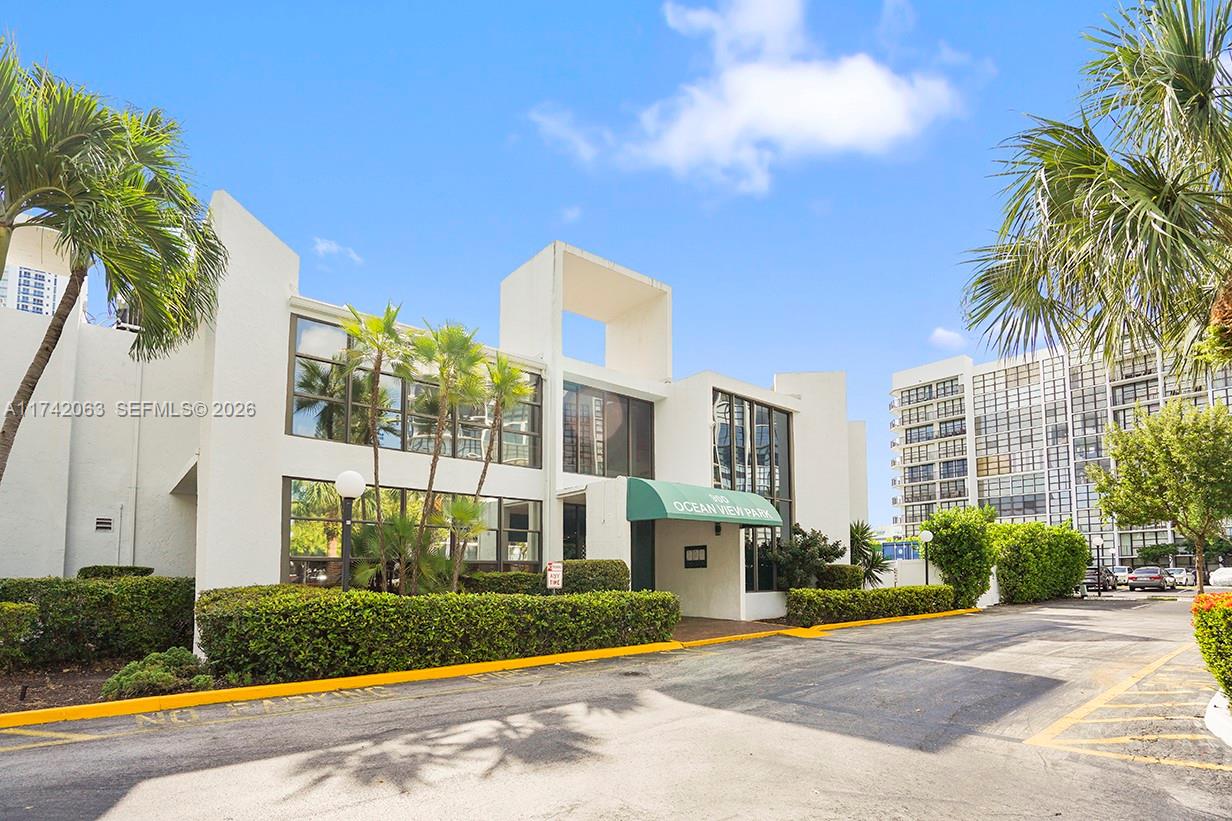 800 Parkview Dr # 909