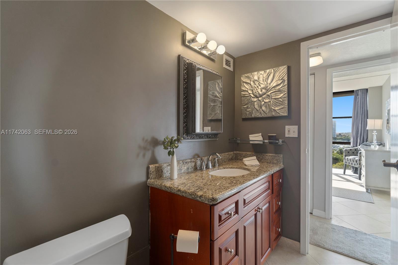 800 Parkview Dr # 909