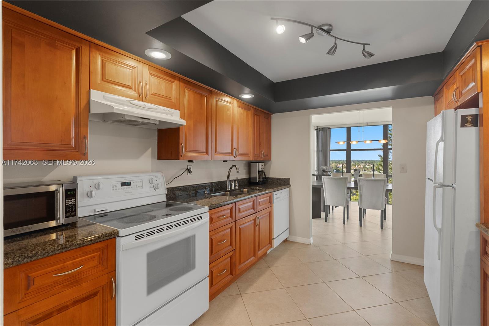 800 Parkview Dr # 909