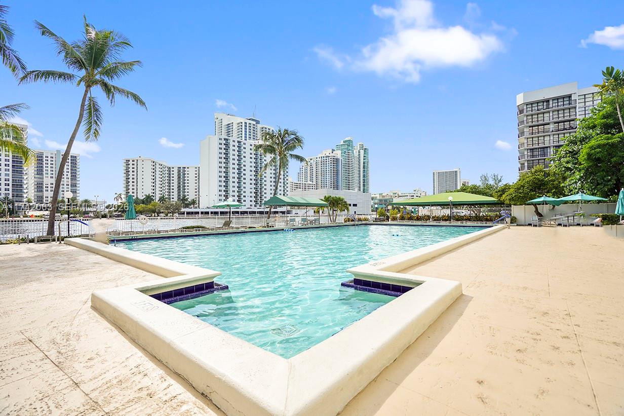 800 Parkview Dr # 909