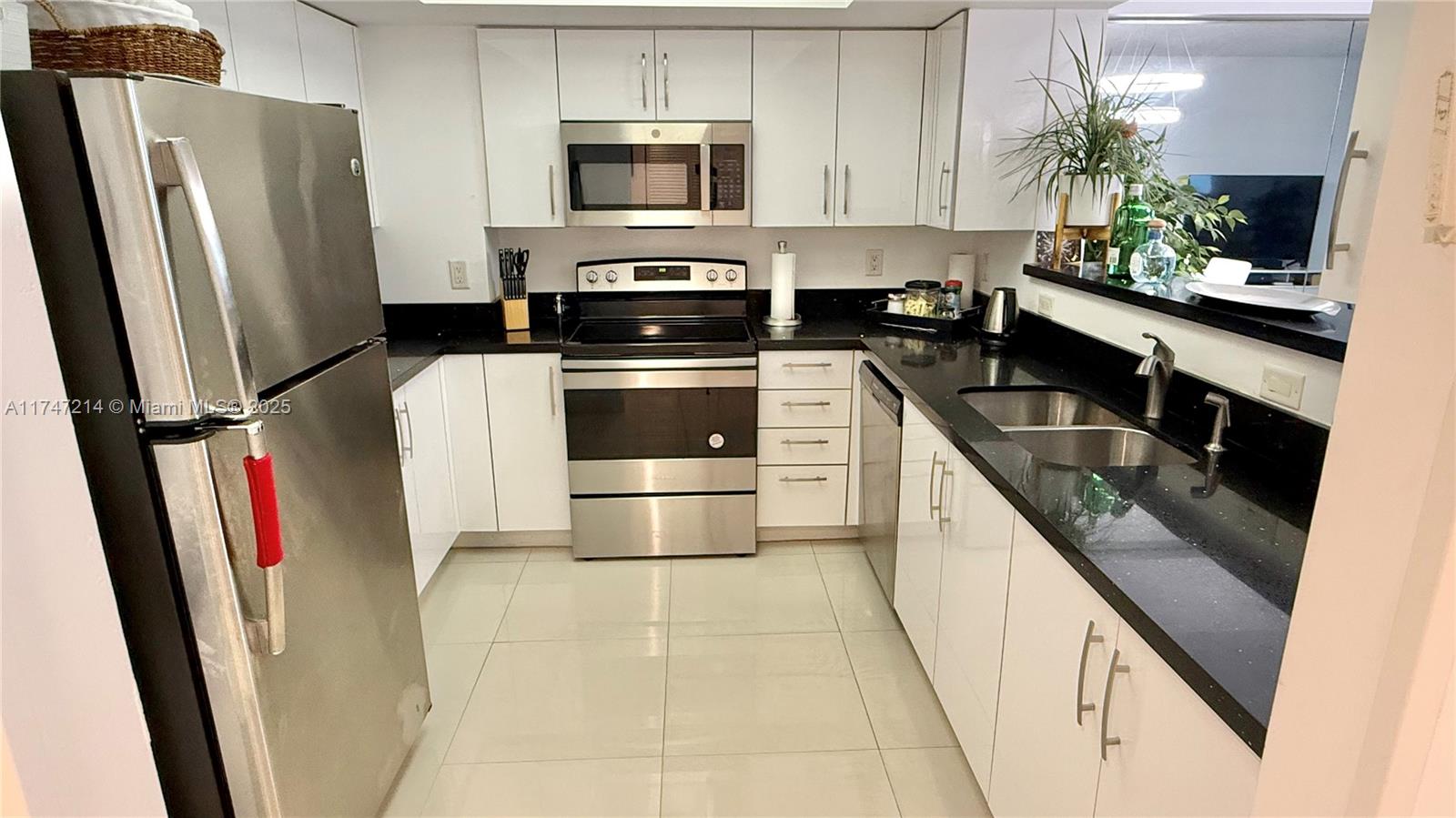 17375 Collins Ave # 1006