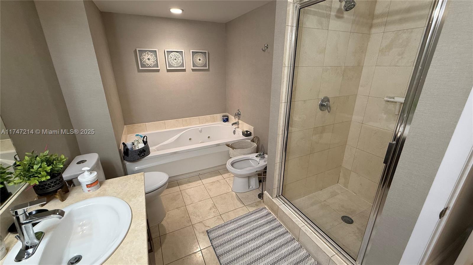 17375 Collins Ave # 1006