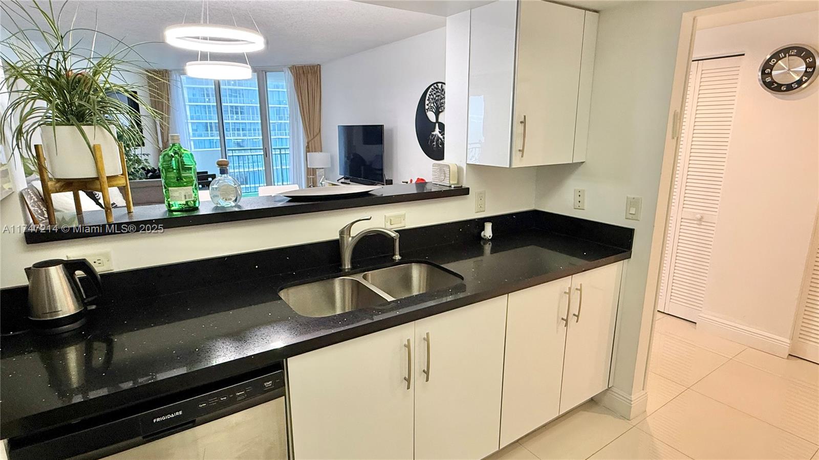 17375 Collins Ave # 1006
