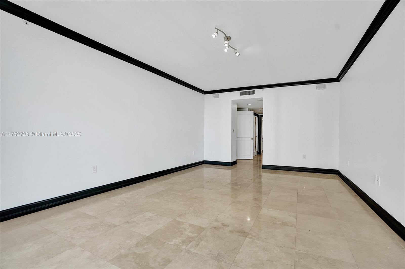 20201 E Country Club Dr # 1704