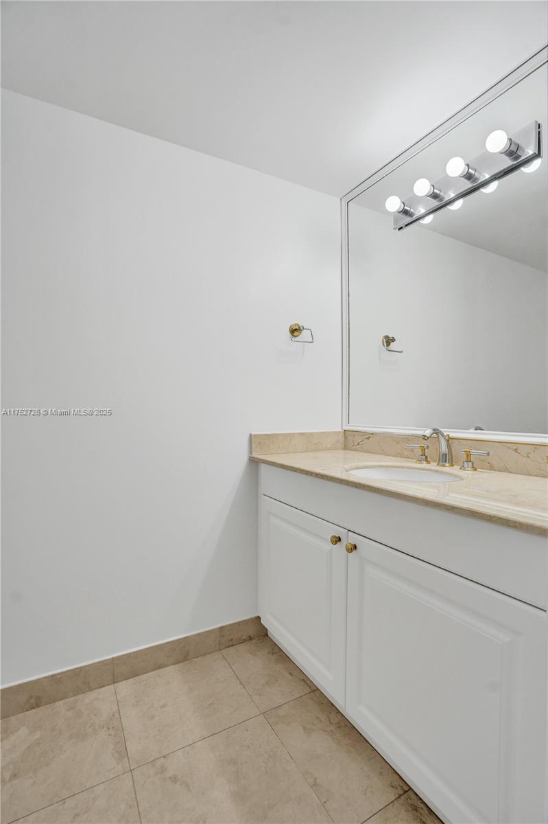 20201 E Country Club Dr # 1704