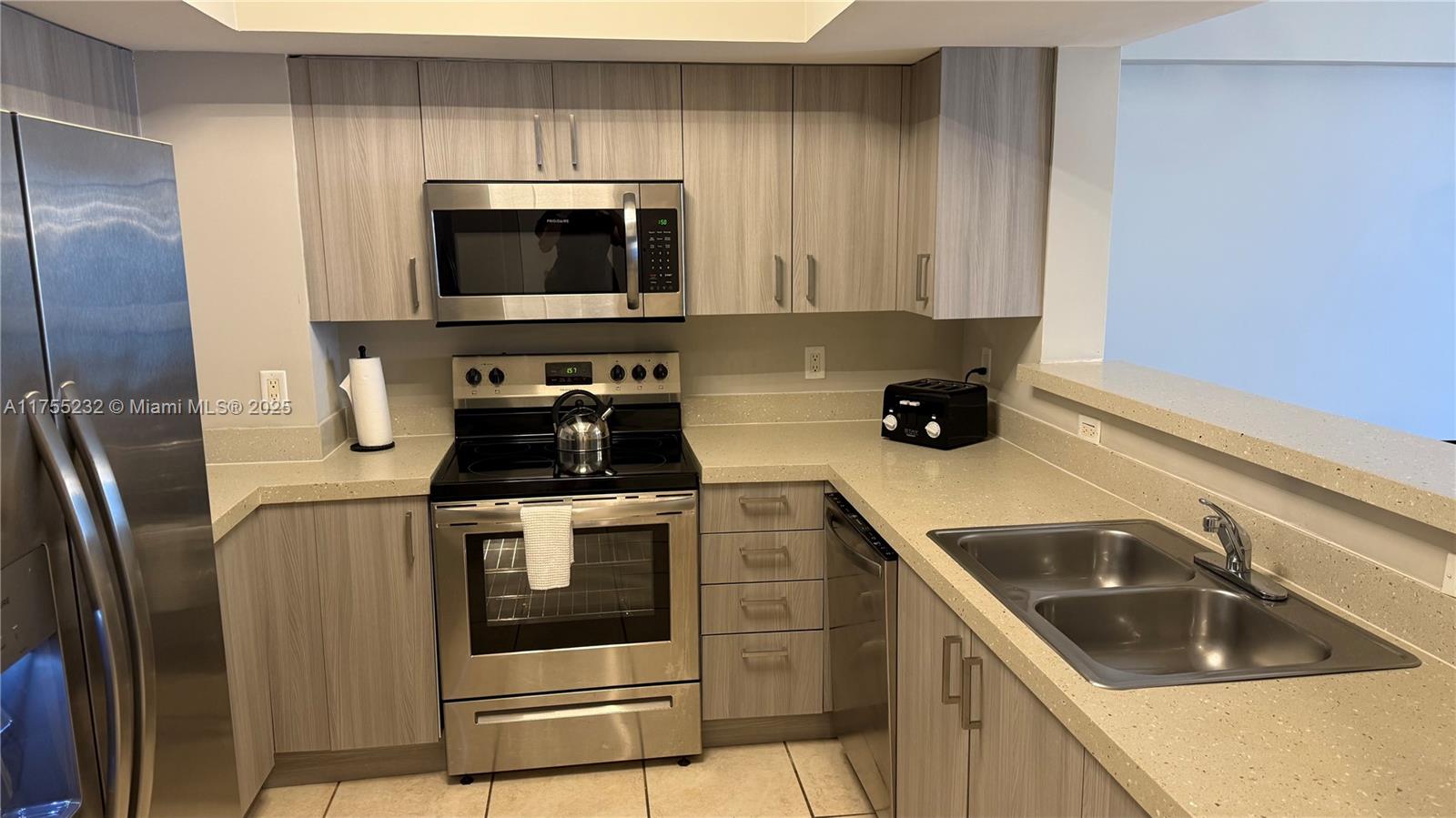 17375 Collins Ave # 1106