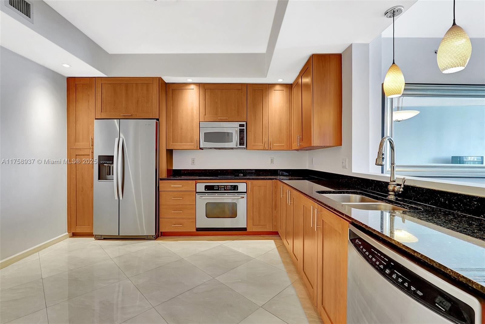 3340 NE 190th St # 1608