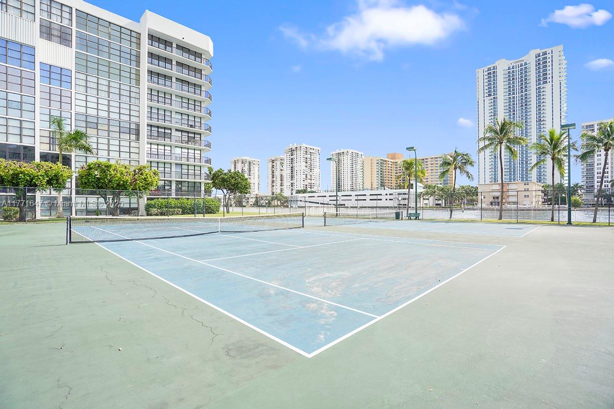 800 Parkview Dr # 909