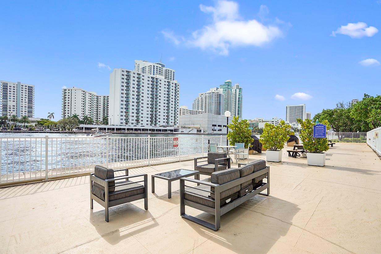 800 Parkview Dr # 909