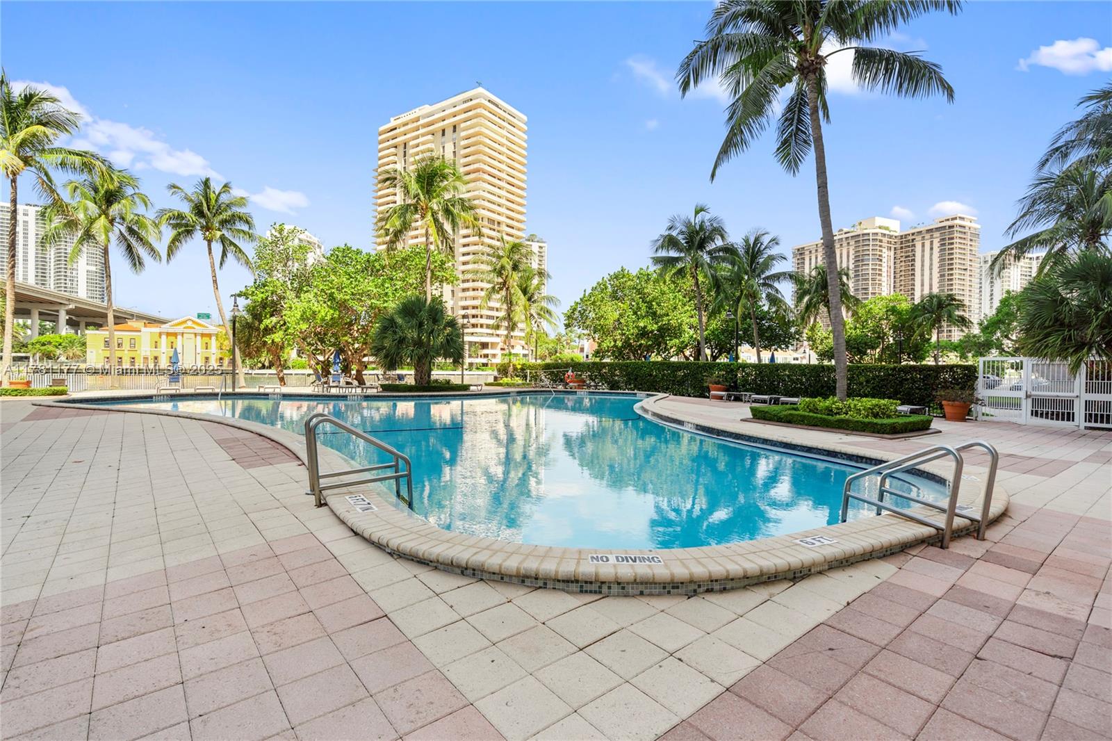 19390 Collins Ave # 611