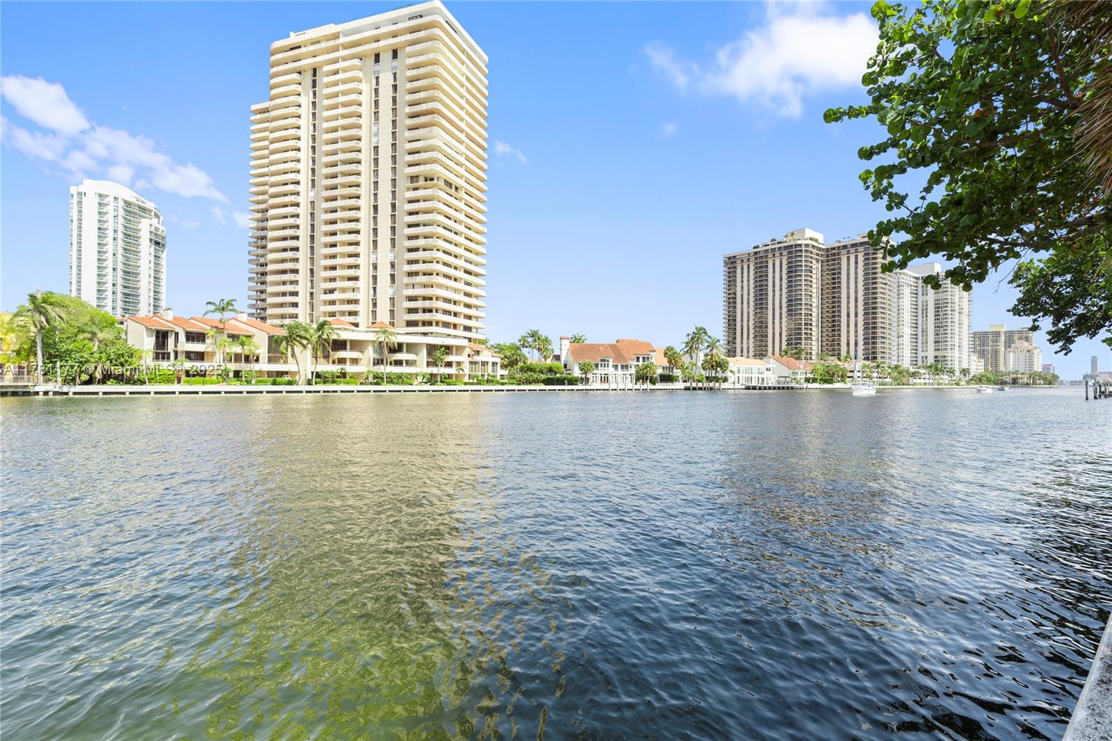19390 Collins Ave # 611