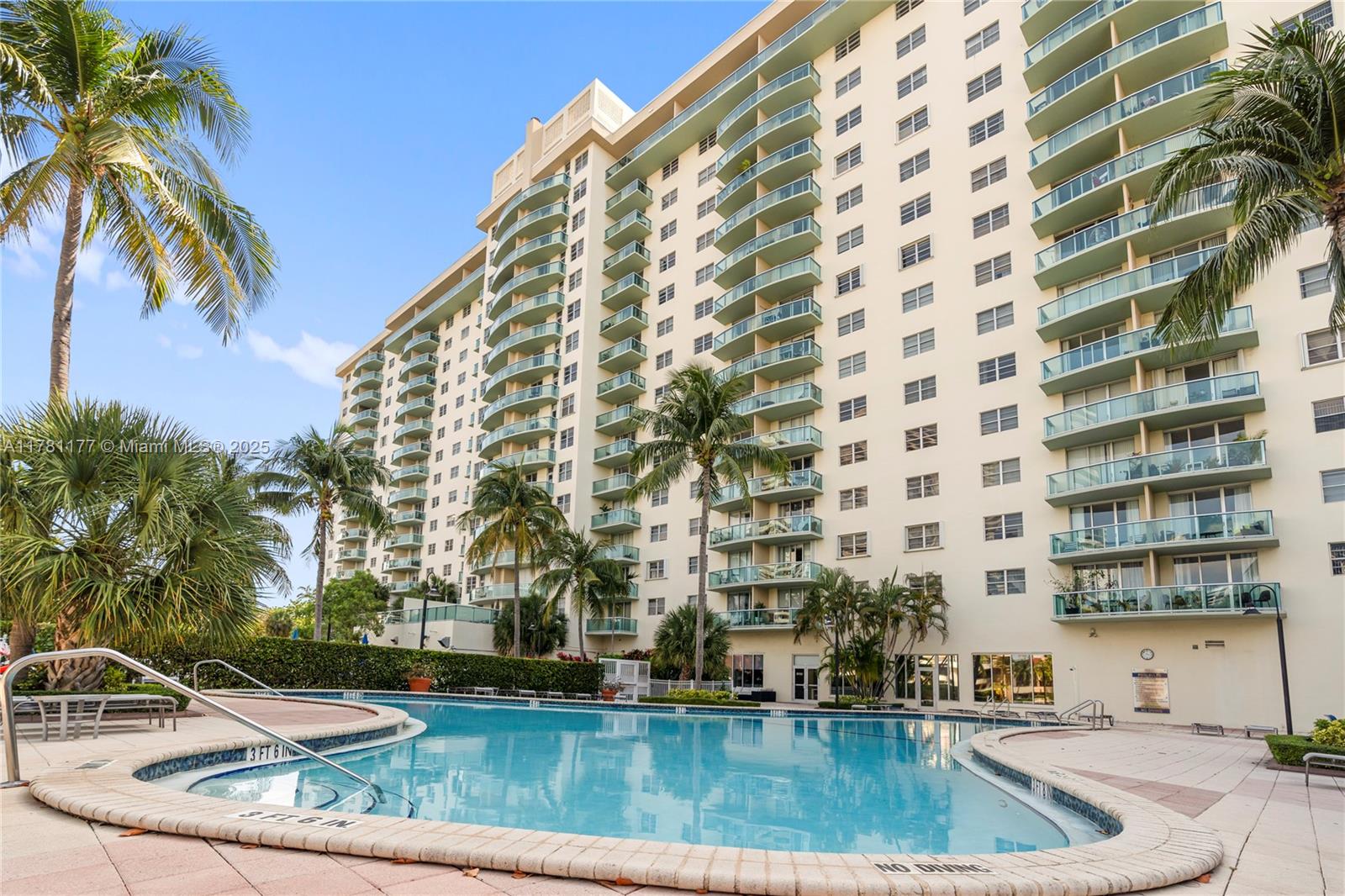 19390 Collins Ave # 611