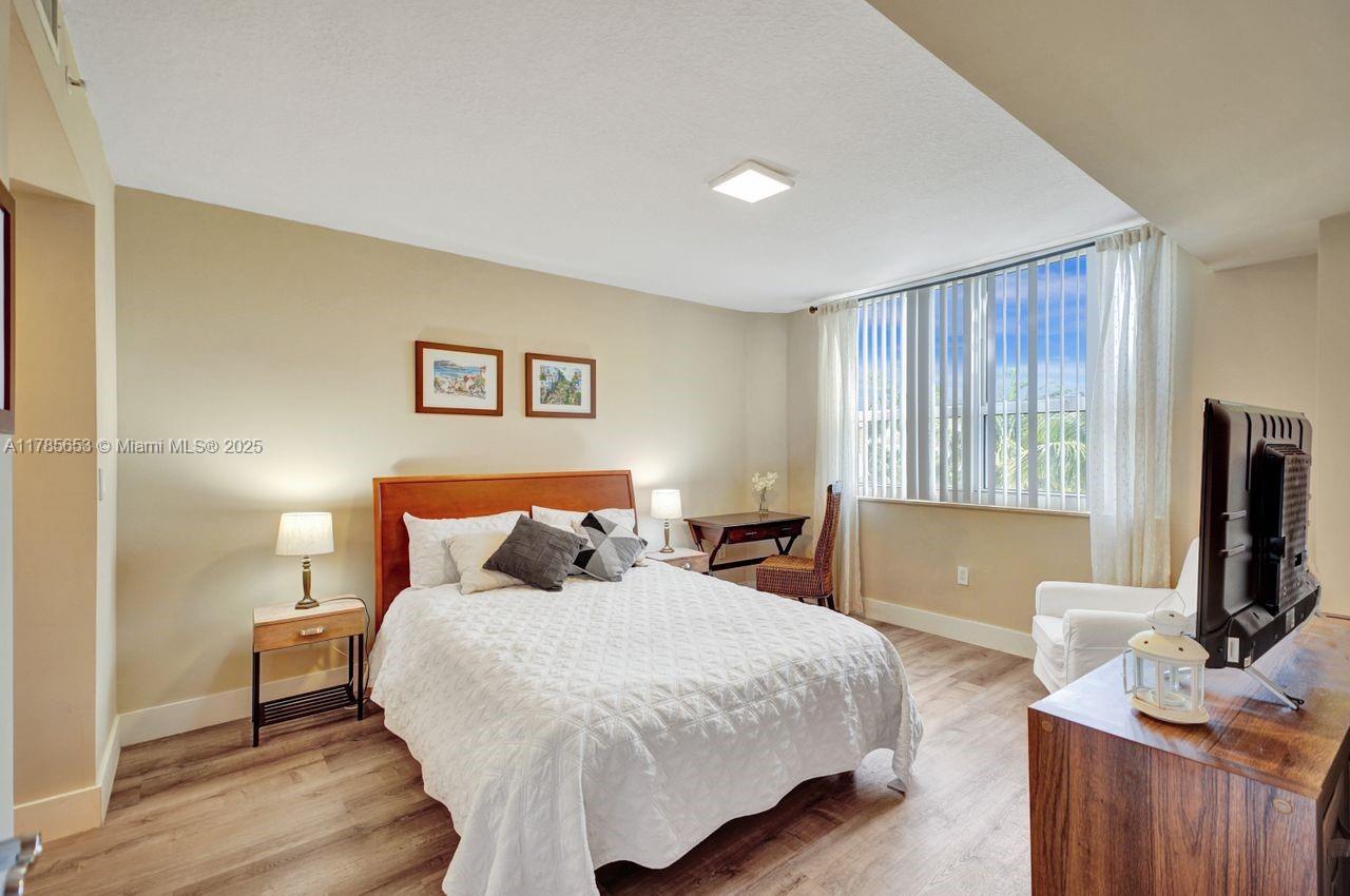 19501 W Country Club Dr # 402