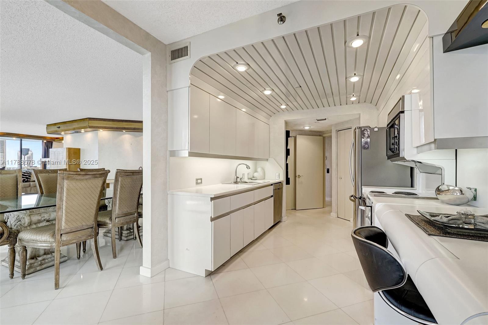 3000 Island Blvd # 706