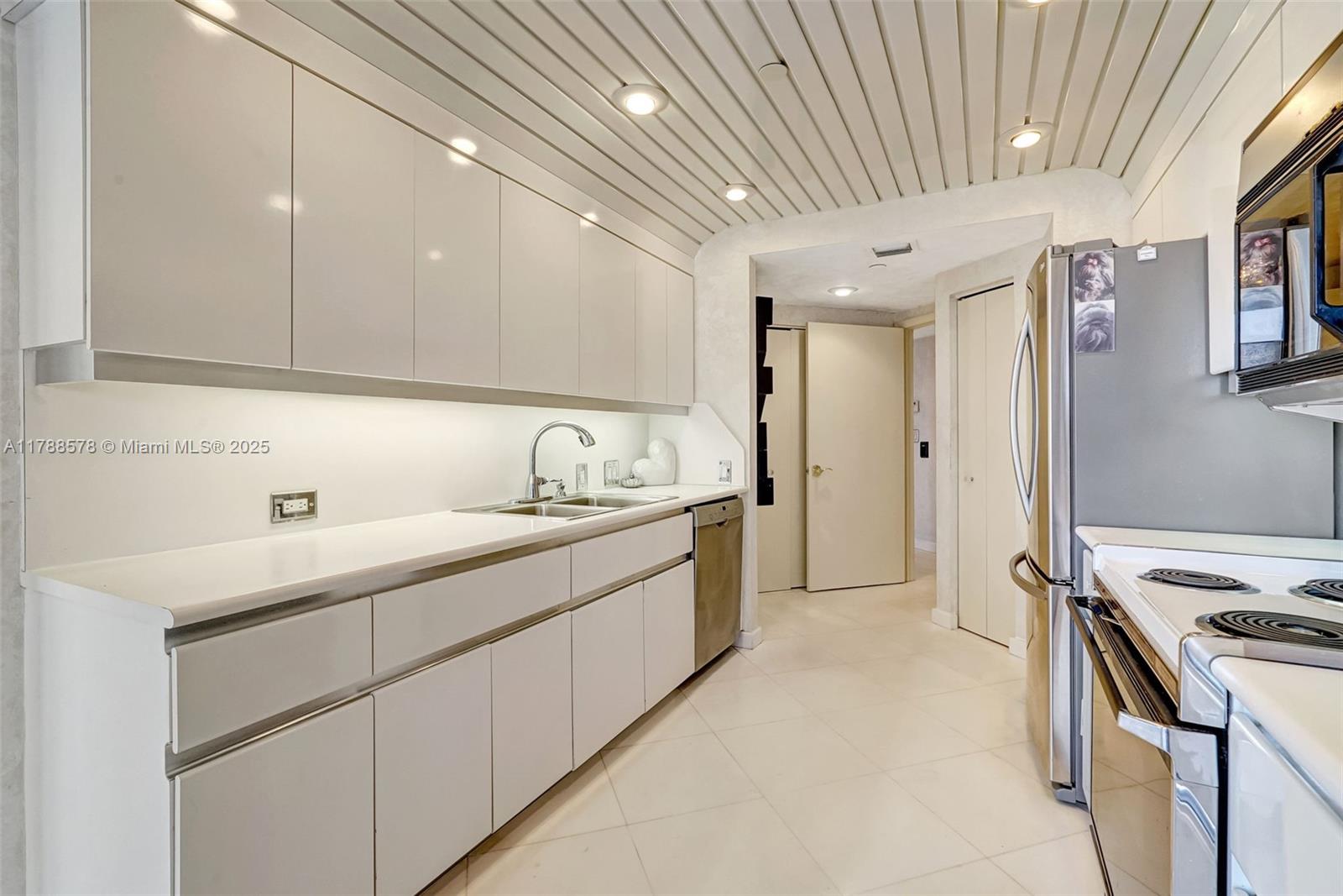 3000 Island Blvd # 706