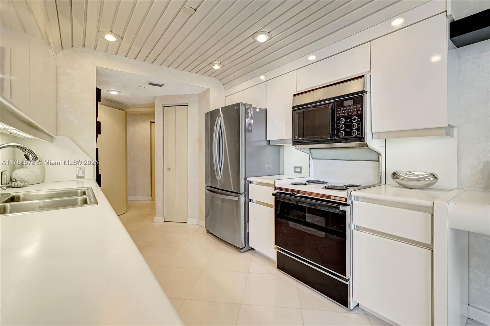 3000 Island Blvd # 706