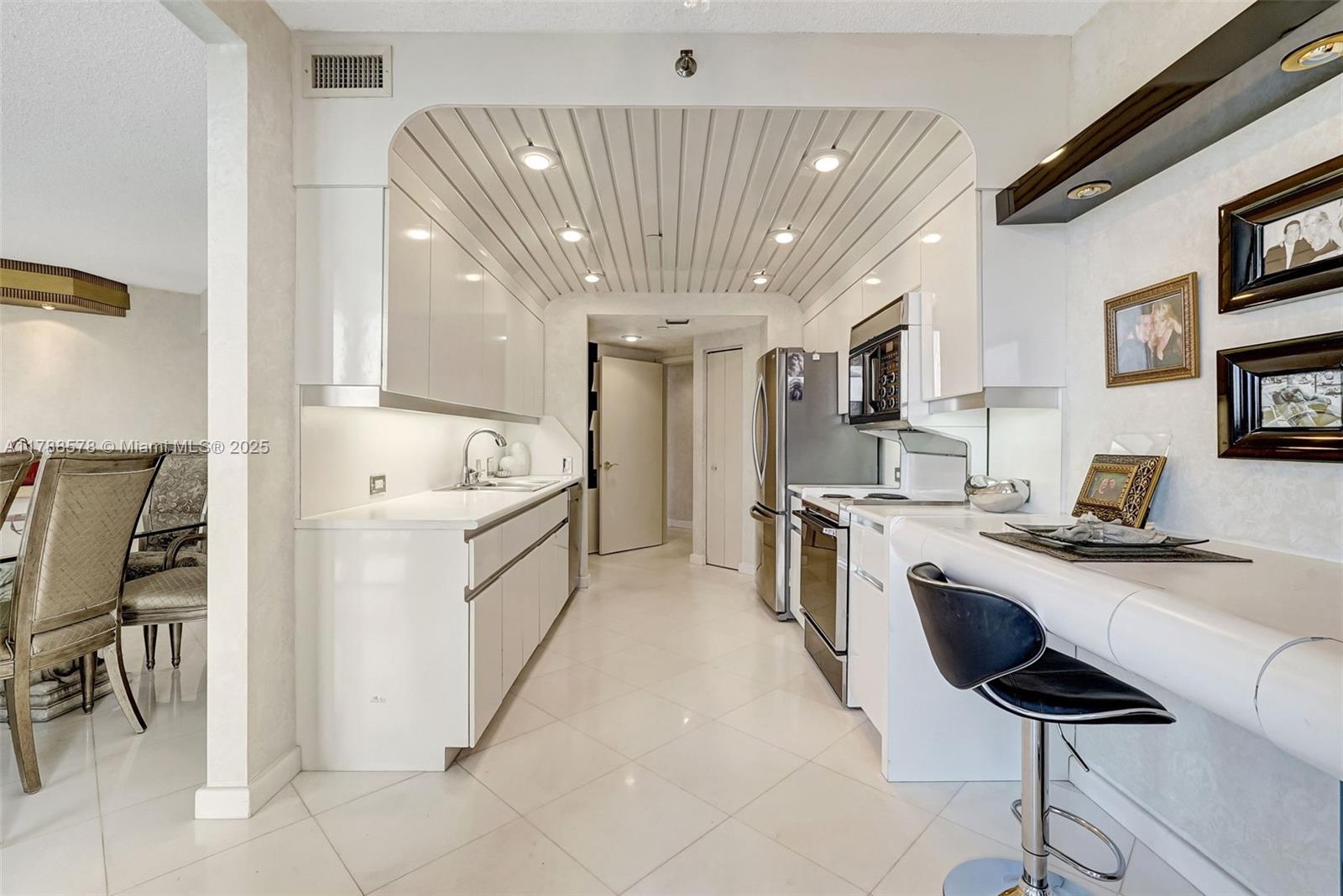 3000 Island Blvd # 706