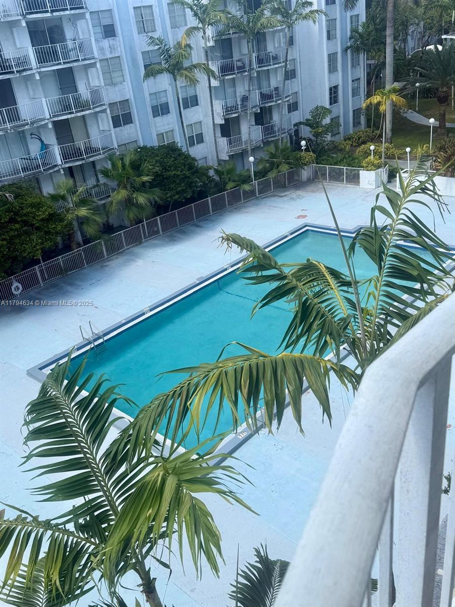 488 NW 165th St Rd # 512 Unit: B-512