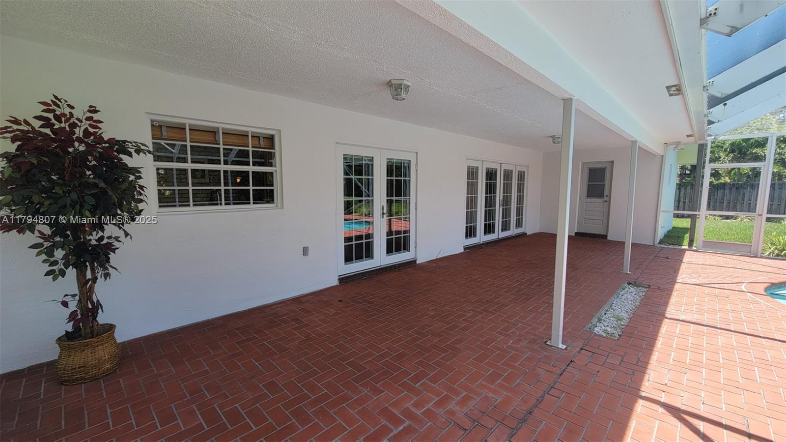 7640 NW 6th Ct