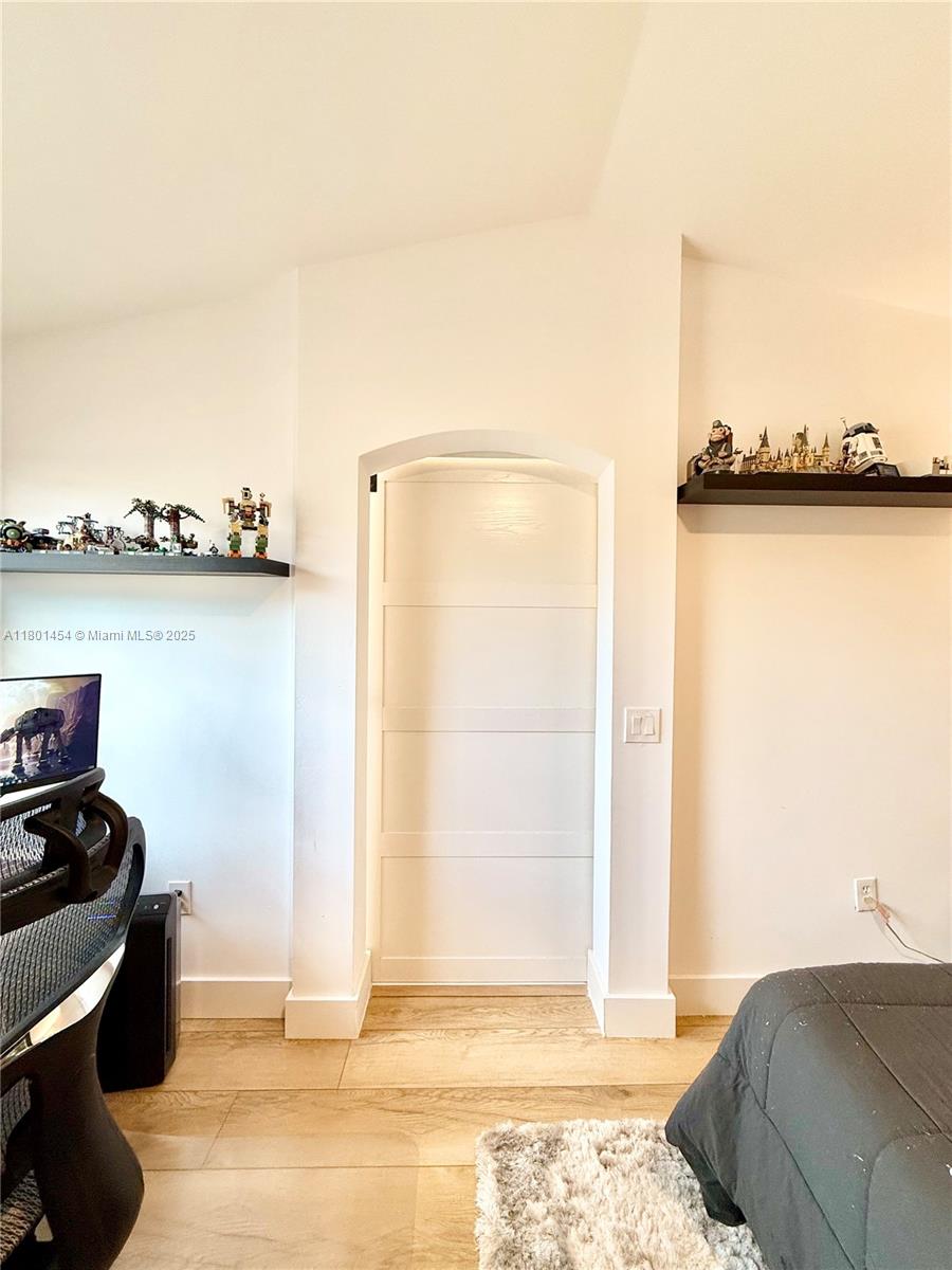 1120 Canella Ln