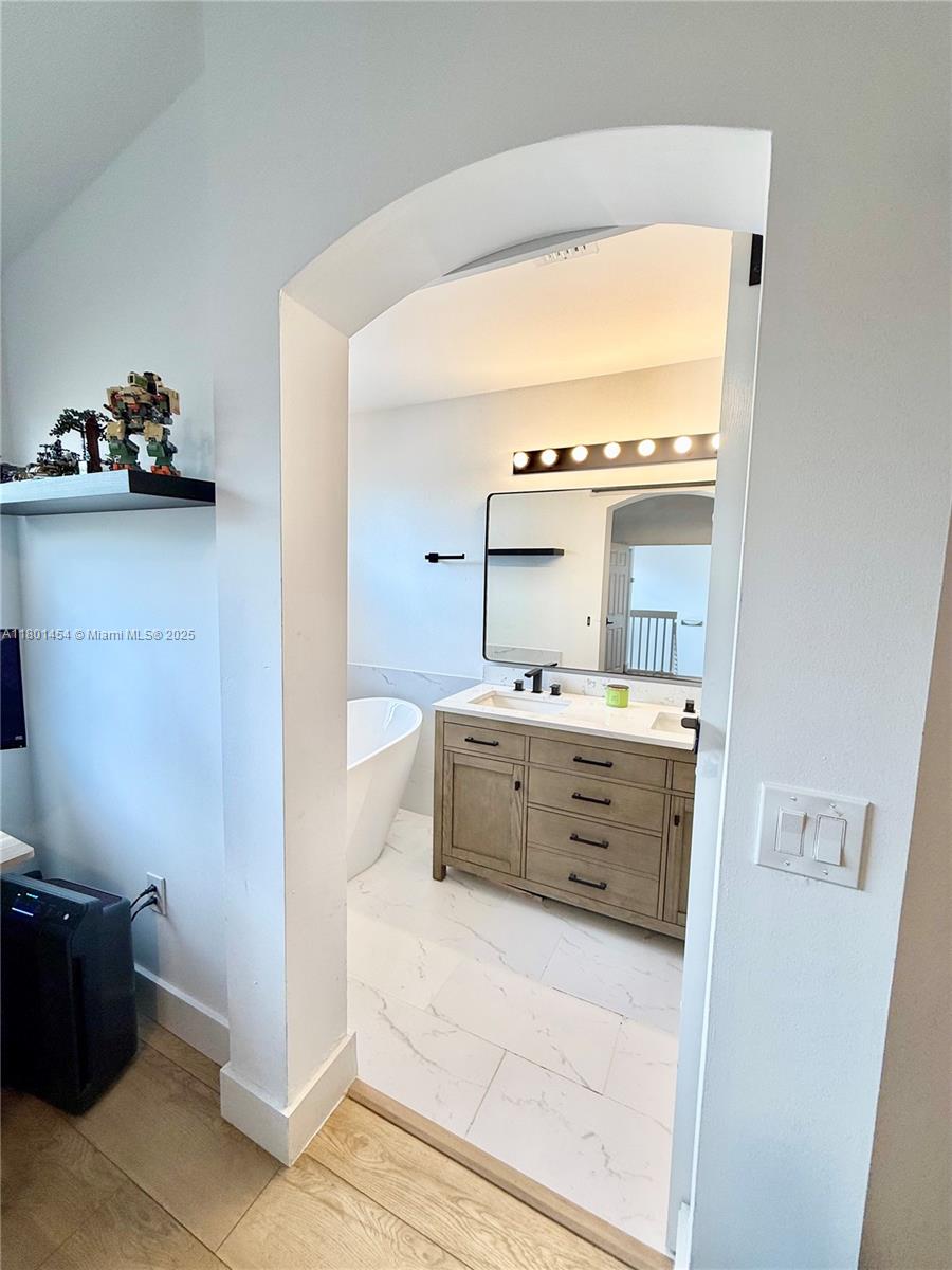 1120 Canella Ln