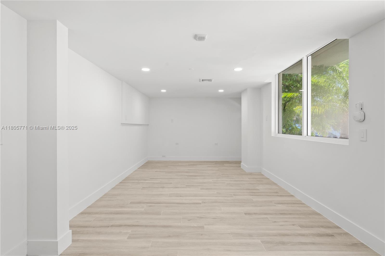 600 NE 27th St Unit: TH103