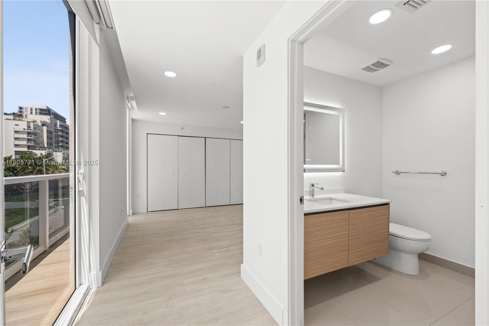 600 NE 27th St Unit: TH103