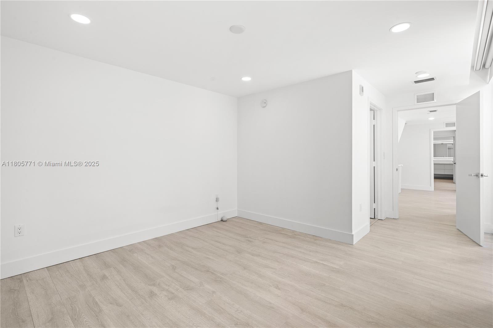 600 NE 27th St Unit: TH103