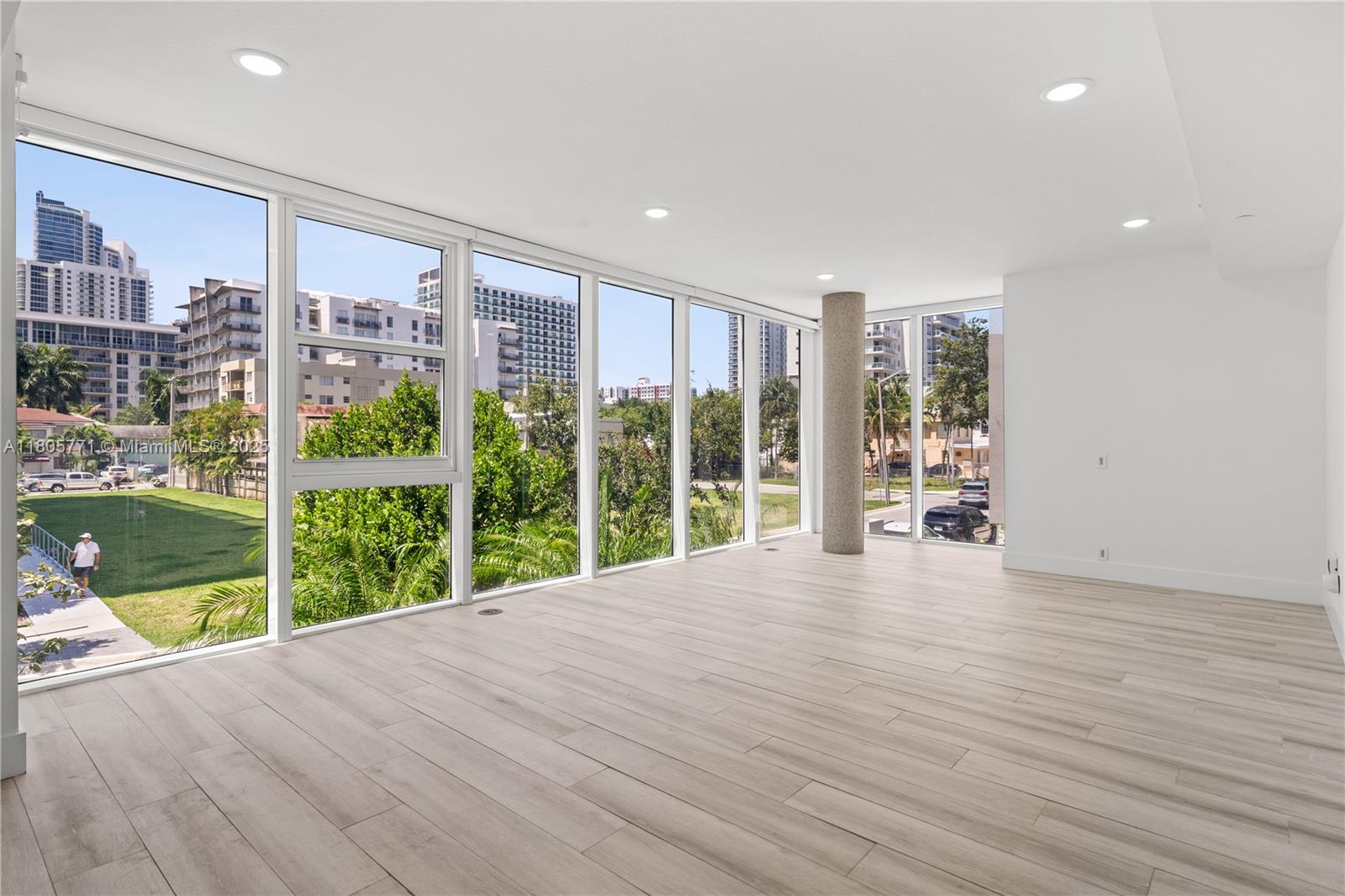 600 NE 27th St Unit: TH103