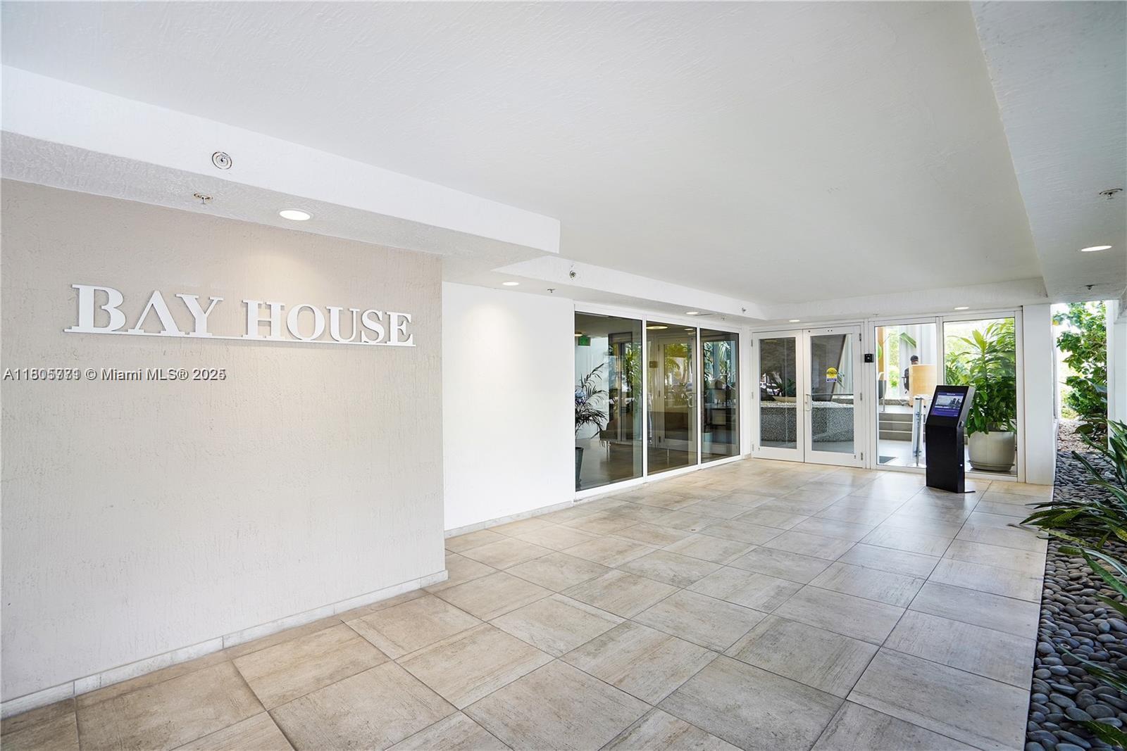 600 NE 27th St Unit: TH103