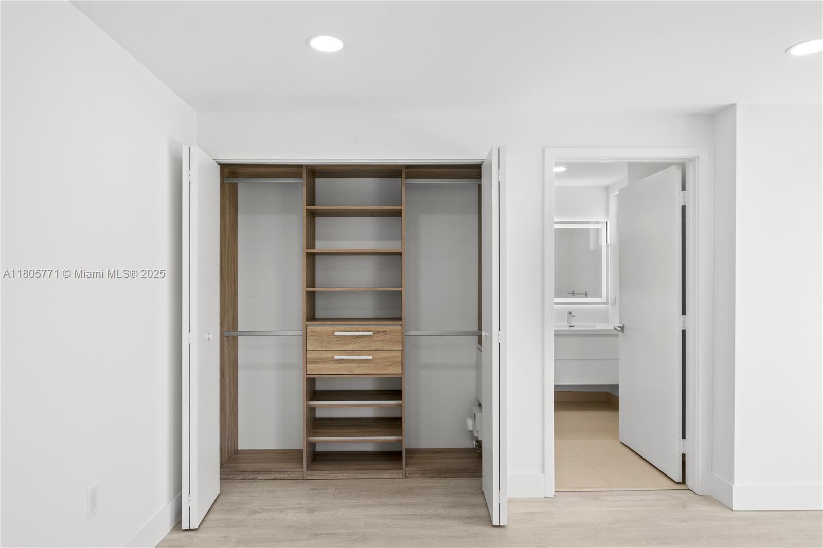 600 NE 27th St Unit: TH103