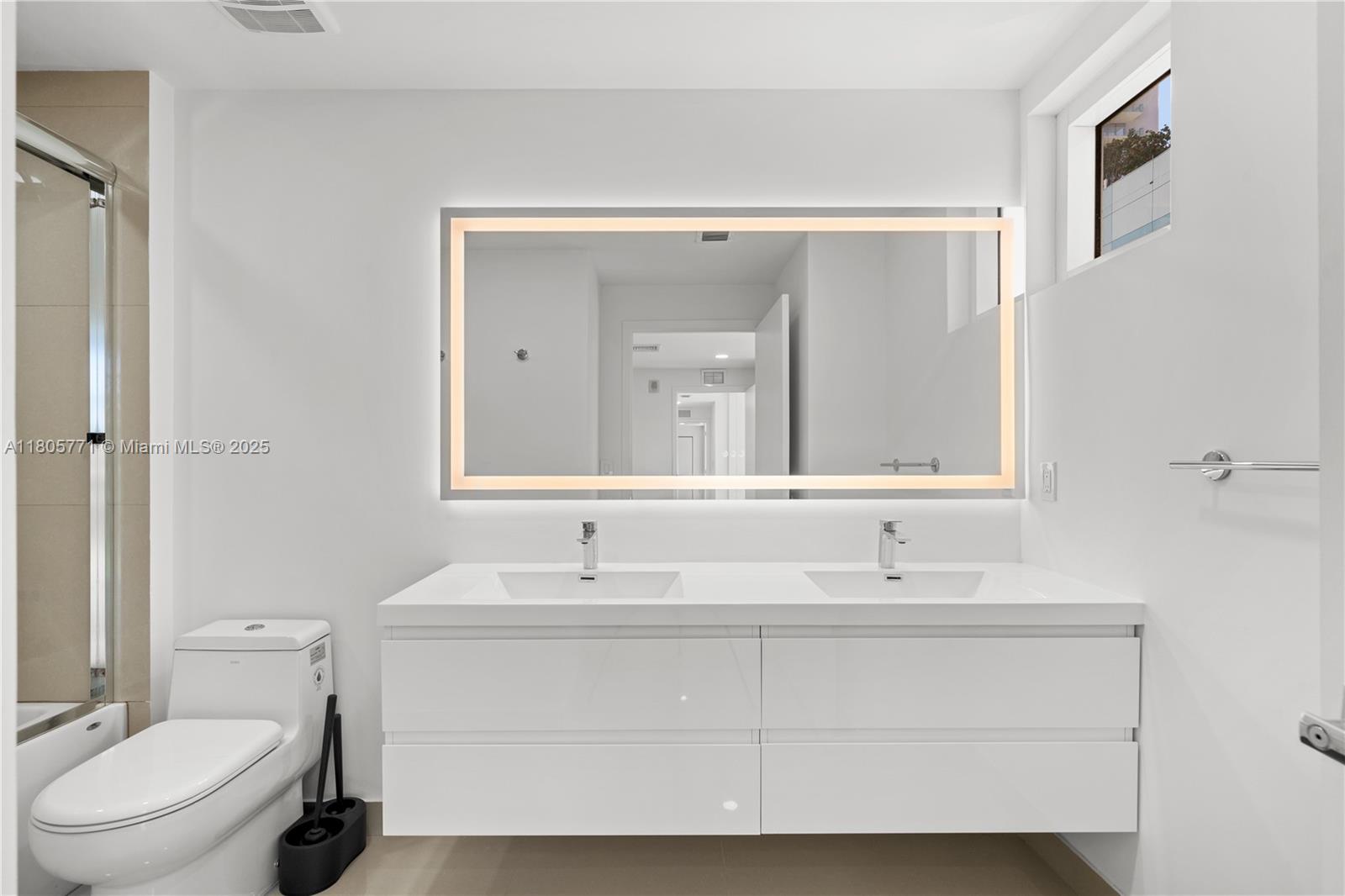 600 NE 27th St Unit: TH103