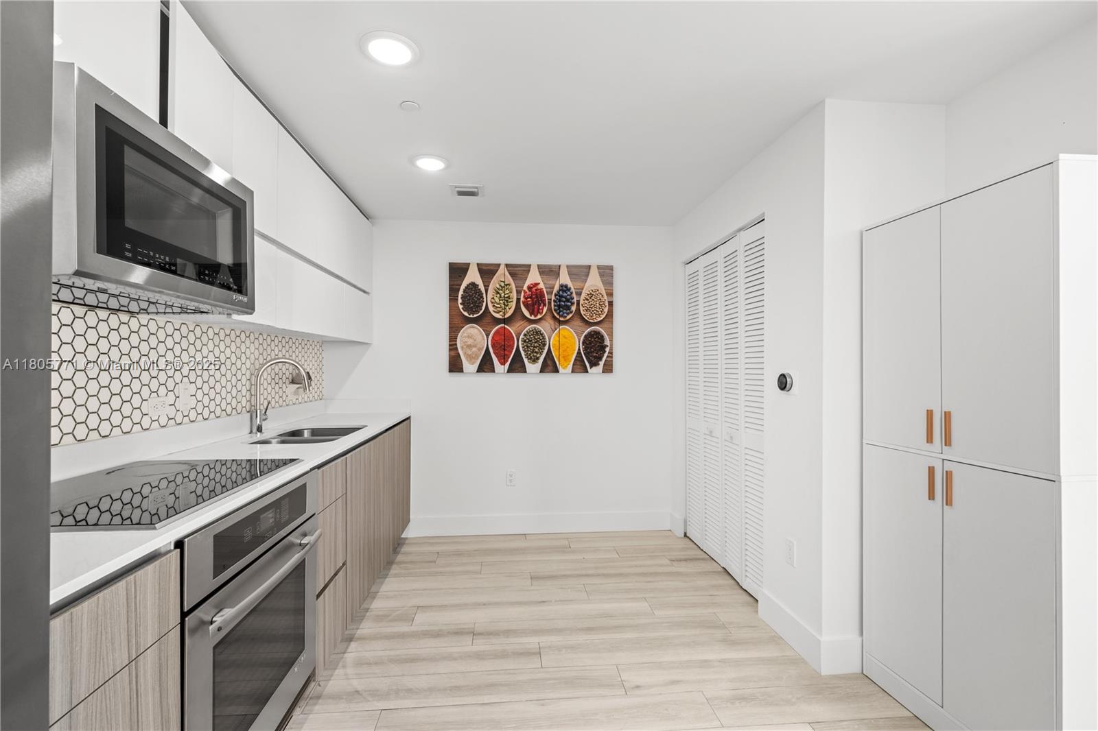 600 NE 27th St Unit: TH103