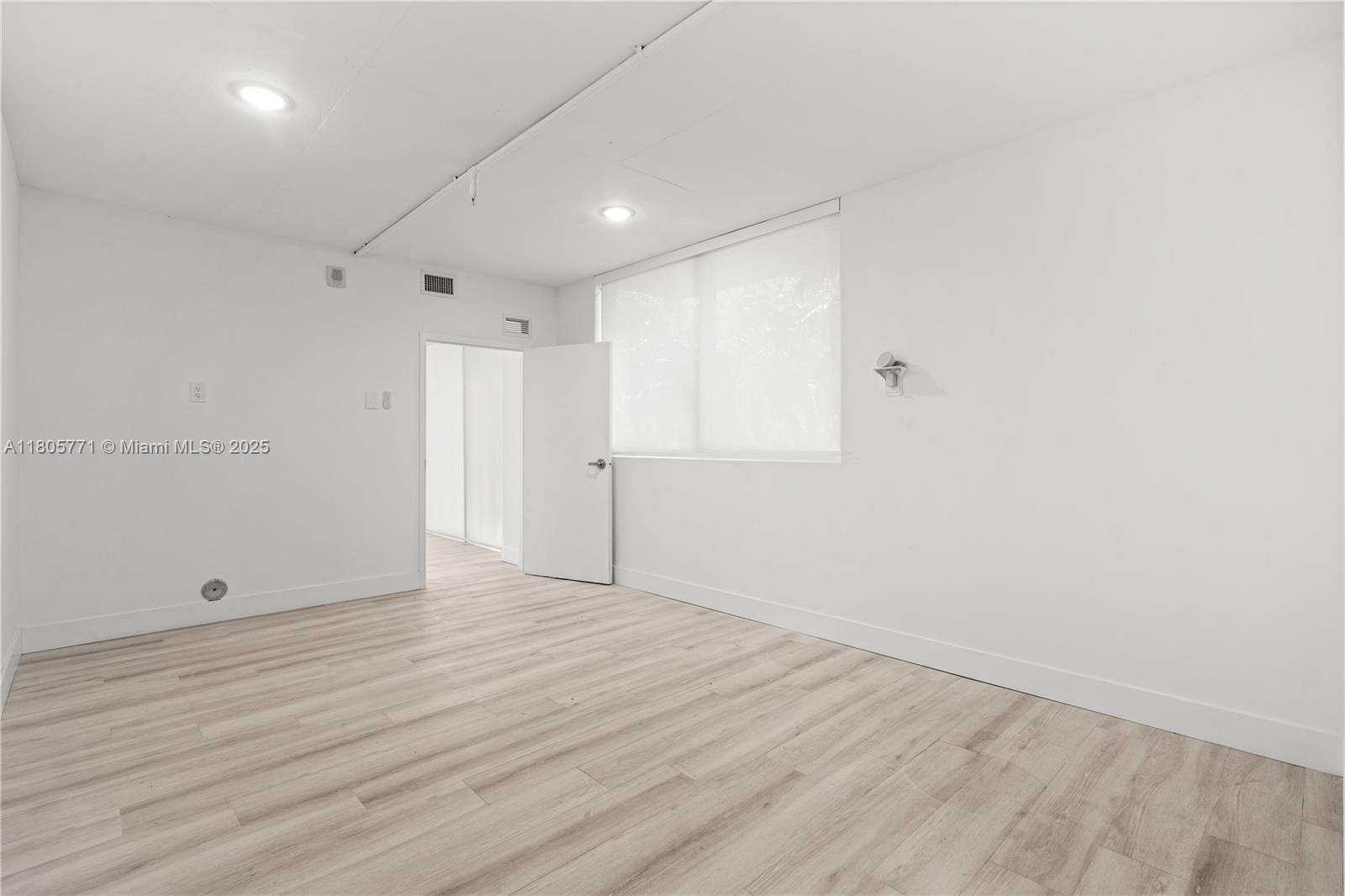 600 NE 27th St Unit: TH103