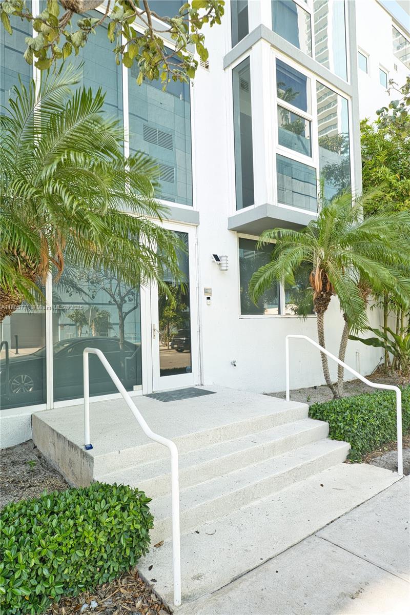 600 NE 27th St Unit: TH103