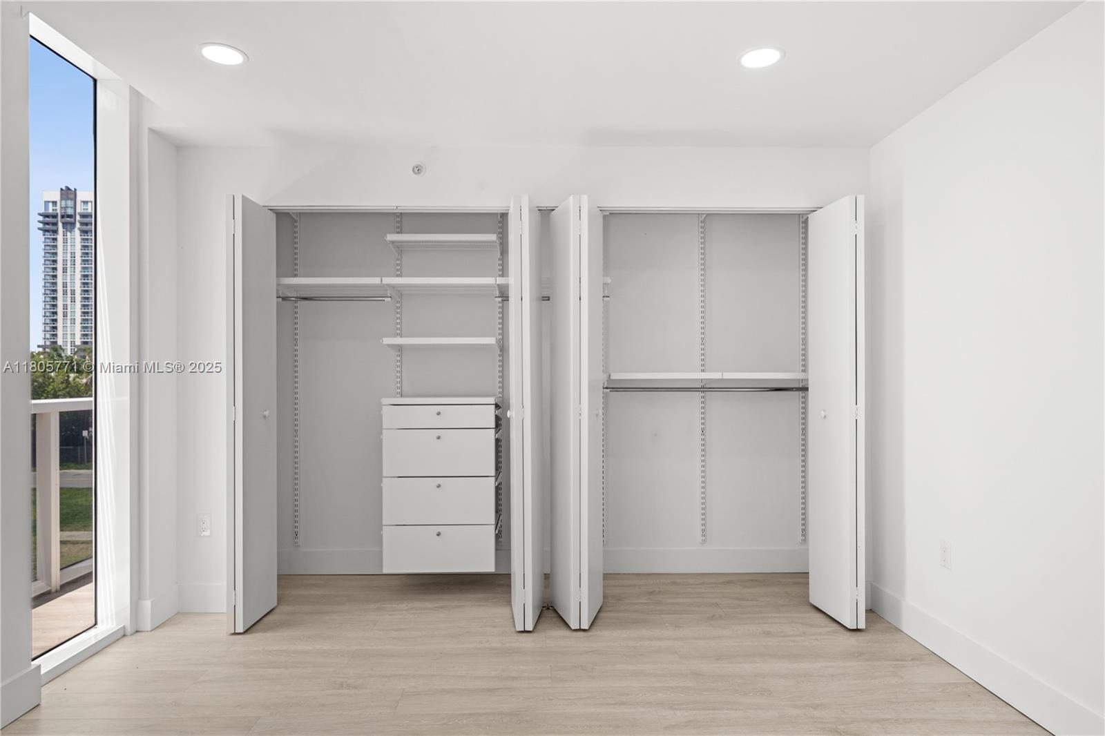 600 NE 27th St Unit: TH103