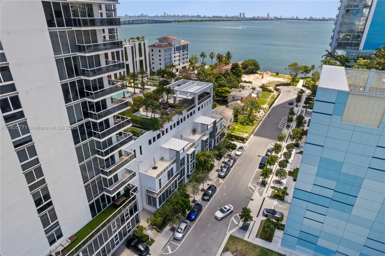 600 NE 27th St Unit: TH103