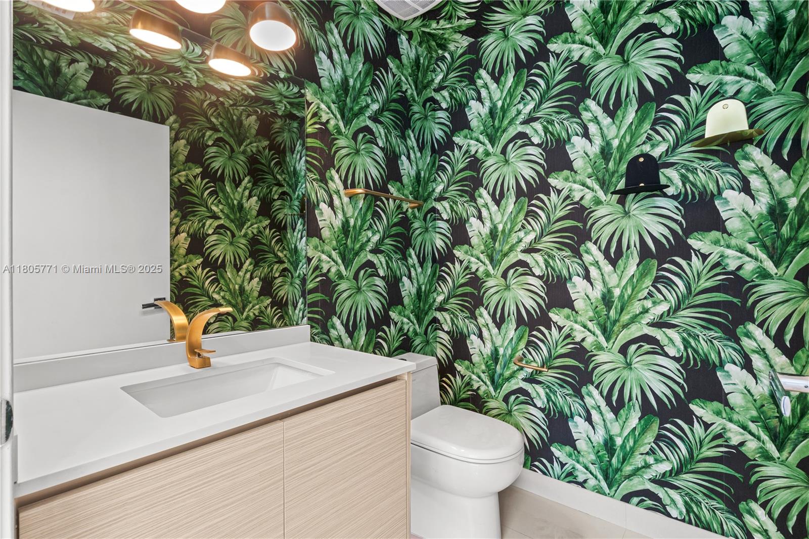 600 NE 27th St Unit: TH103