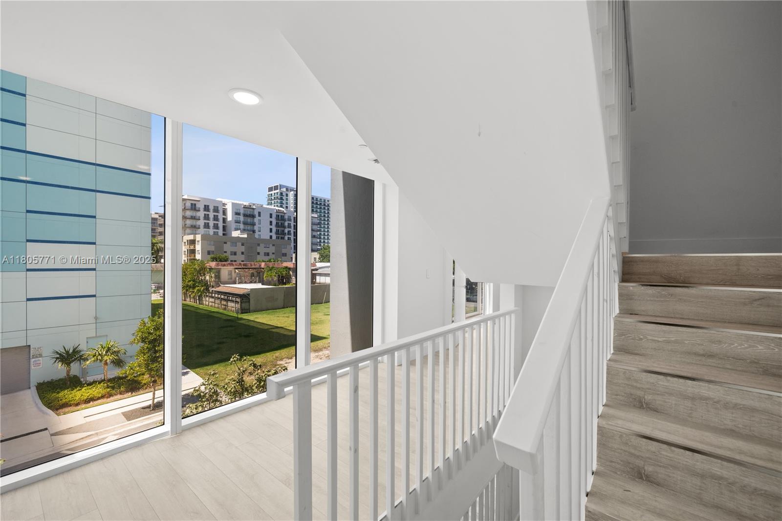 600 NE 27th St Unit: TH103