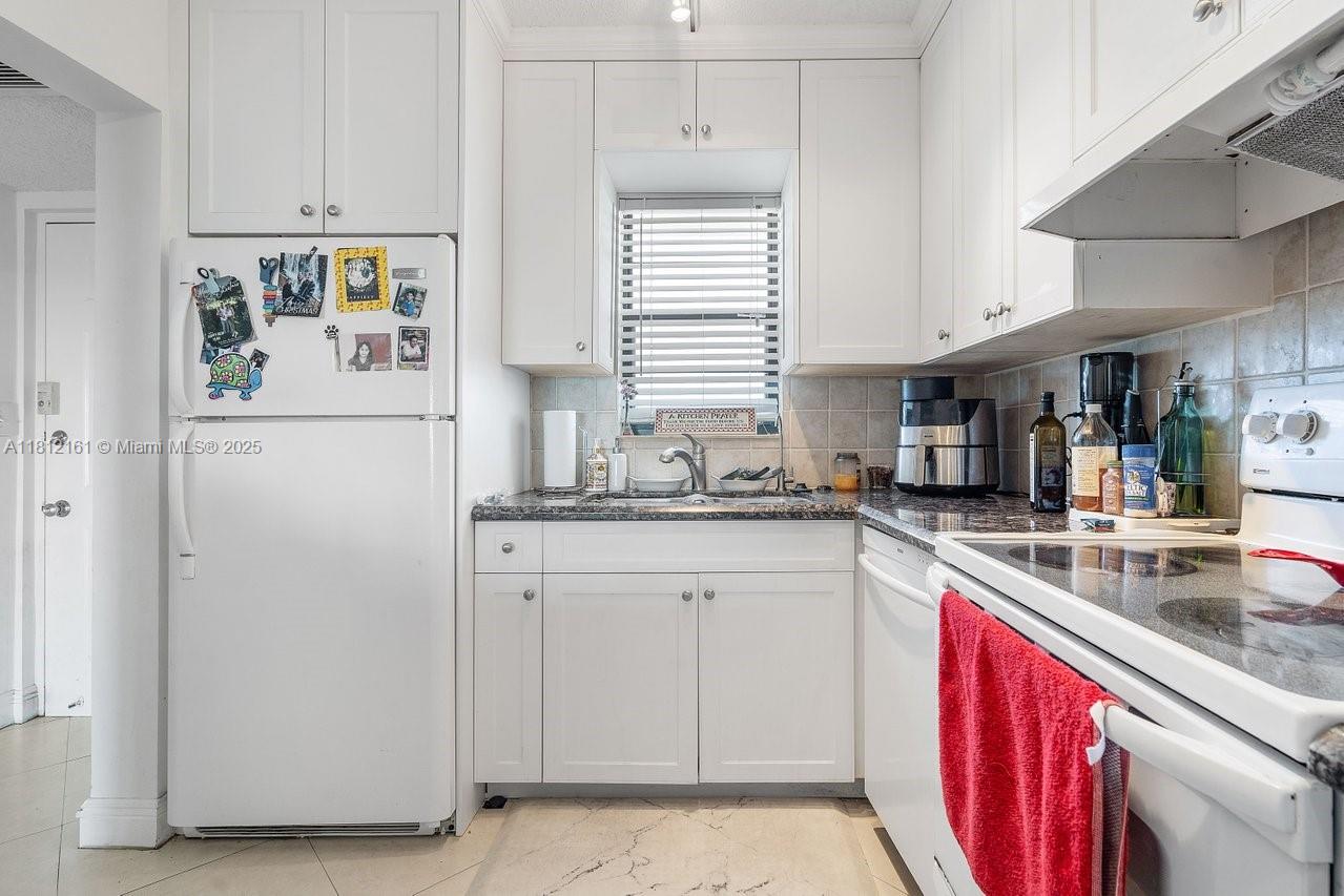 9235 SW 8th St # 502