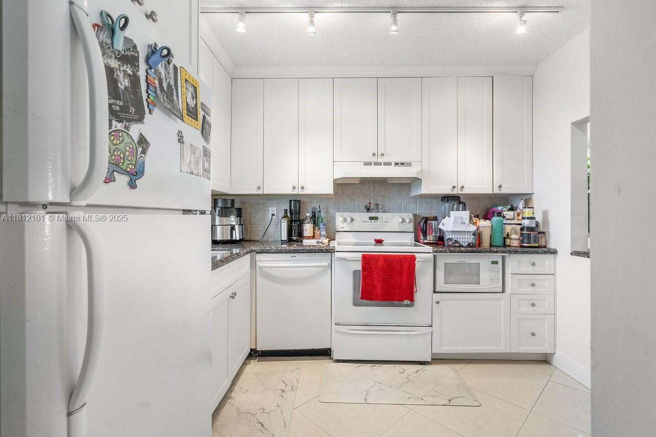 9235 SW 8th St # 502