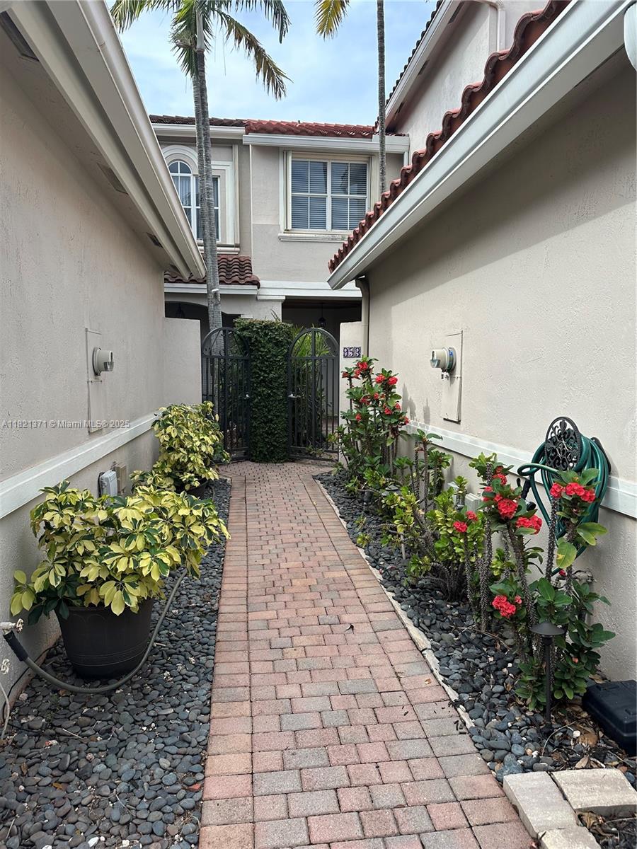 957 N Harbor View North w/DOCK # 957